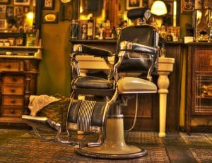 Barbería antigua con silla clásica. Historia de los barberos
